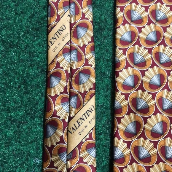 Valentino Burgundy Red & Gold Fleur-de-lis pattern 100% Silk NECK TIE - Picture 4 of 6